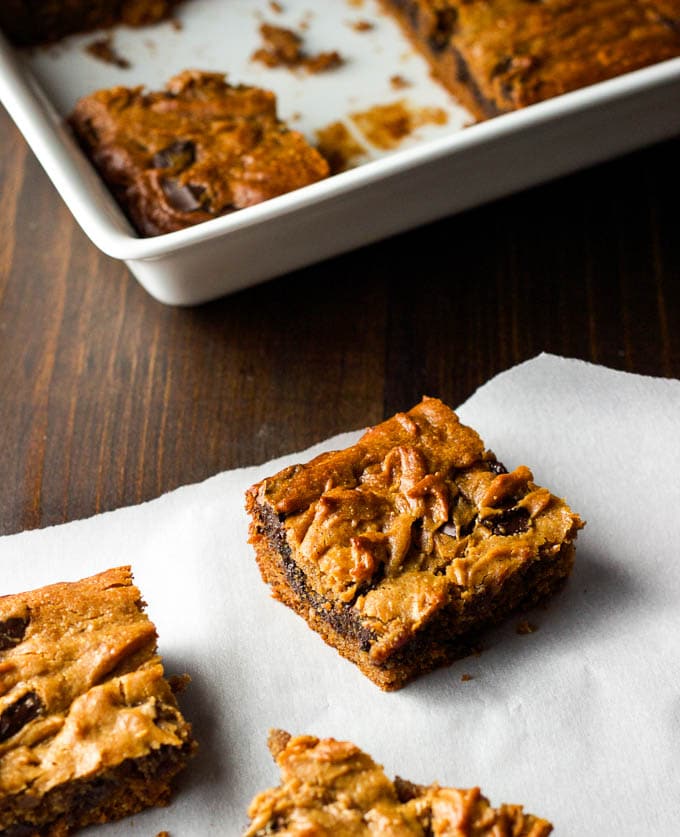 Peanut Butter Chocolate Chunk Bars - gluten-free + refined sugar-free. A one-bowl dessert!!