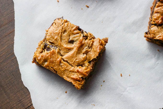 Peanut butter chocolate chunk bars - gluten-free + refined sugar free. A one-bowl dessert!