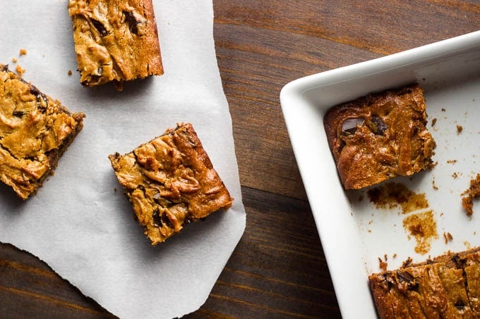 Peanut butter chocolate chunk bars - gluten-free + refined sugar free. A one-bowl dessert!