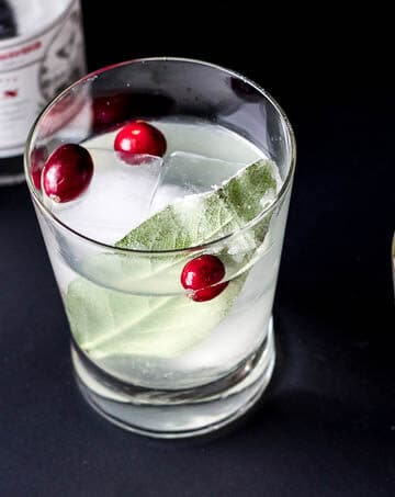Simple holiday cocktail! | saltedplains.com