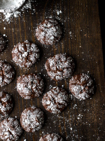 Chewy, chocolatey crinkle cookie. Gluten-free. | saltedplains.com