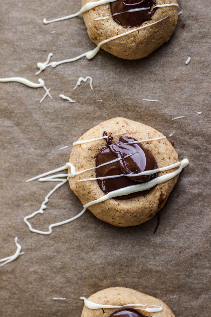 Hazelnut Thumbprint Cookies w/ Dark Chocolate #glutenfree | saltedplains.com