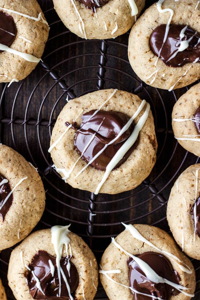 Hazelnut Thumbprint Cookies w/ Dark Chocolate #glutenfree | saltedplains.com