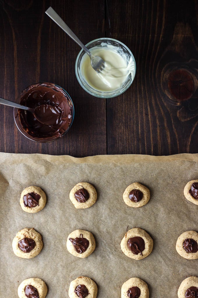 Hazelnut Thumbprint Cookies w/ Dark Chocolate #glutenfree | saltedplains.com