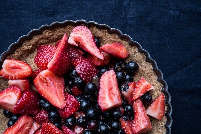 Mixed Berry Crumble Tart (gluten-free, vegan, refined sugar-free) | saltedplains.com