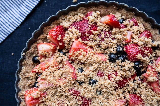 Mixed Berry Crumble Tart (gluten-free, vegan, refined sugar-free) | saltedplains.com