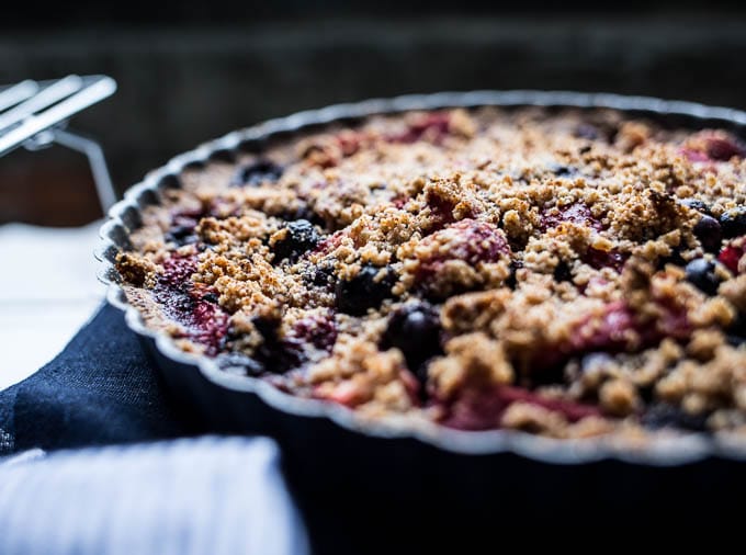 Mixed Berry Crumble Tart (gluten-free, vegan, refined sugar-free) | saltedplains.com