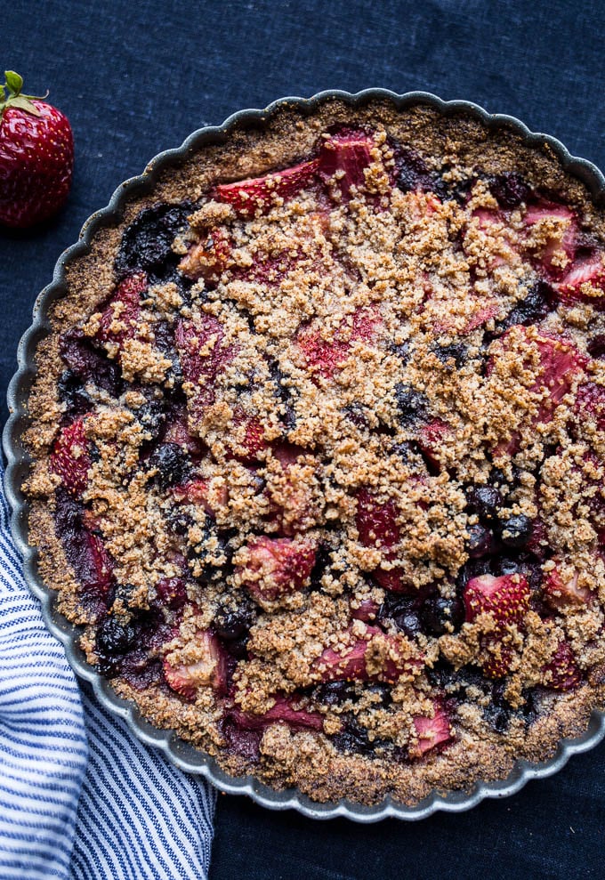 Mixed Berry Crumble Tart (gluten-free, vegan, refined sugar-free) | saltedplains.com