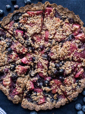 Mixed Berry Crumble Tart (gluten-free, vegan, refined sugar-free) | saltedplains.com
