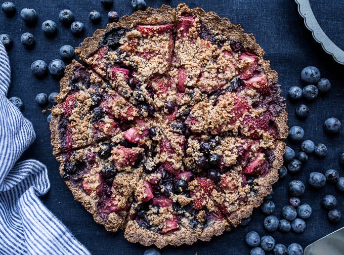 Mixed Berry Crumble Tart (gluten-free, vegan, refined sugar-free) | saltedplains.com