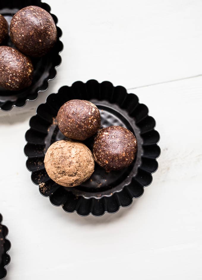 Chocolate Cherry Almond Energy Balls (gluten-free, vegan, refined sugar-free) | saltedplains.com