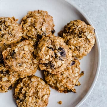 Oat cookies on a plate.