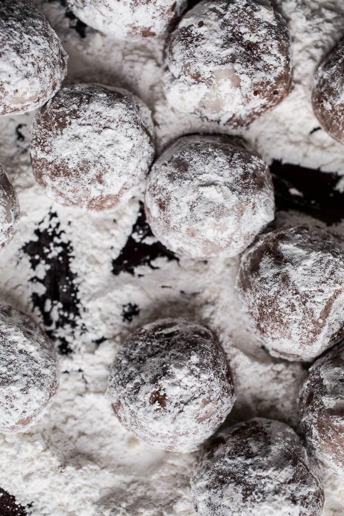 round cookies rolled in powdered sugar
