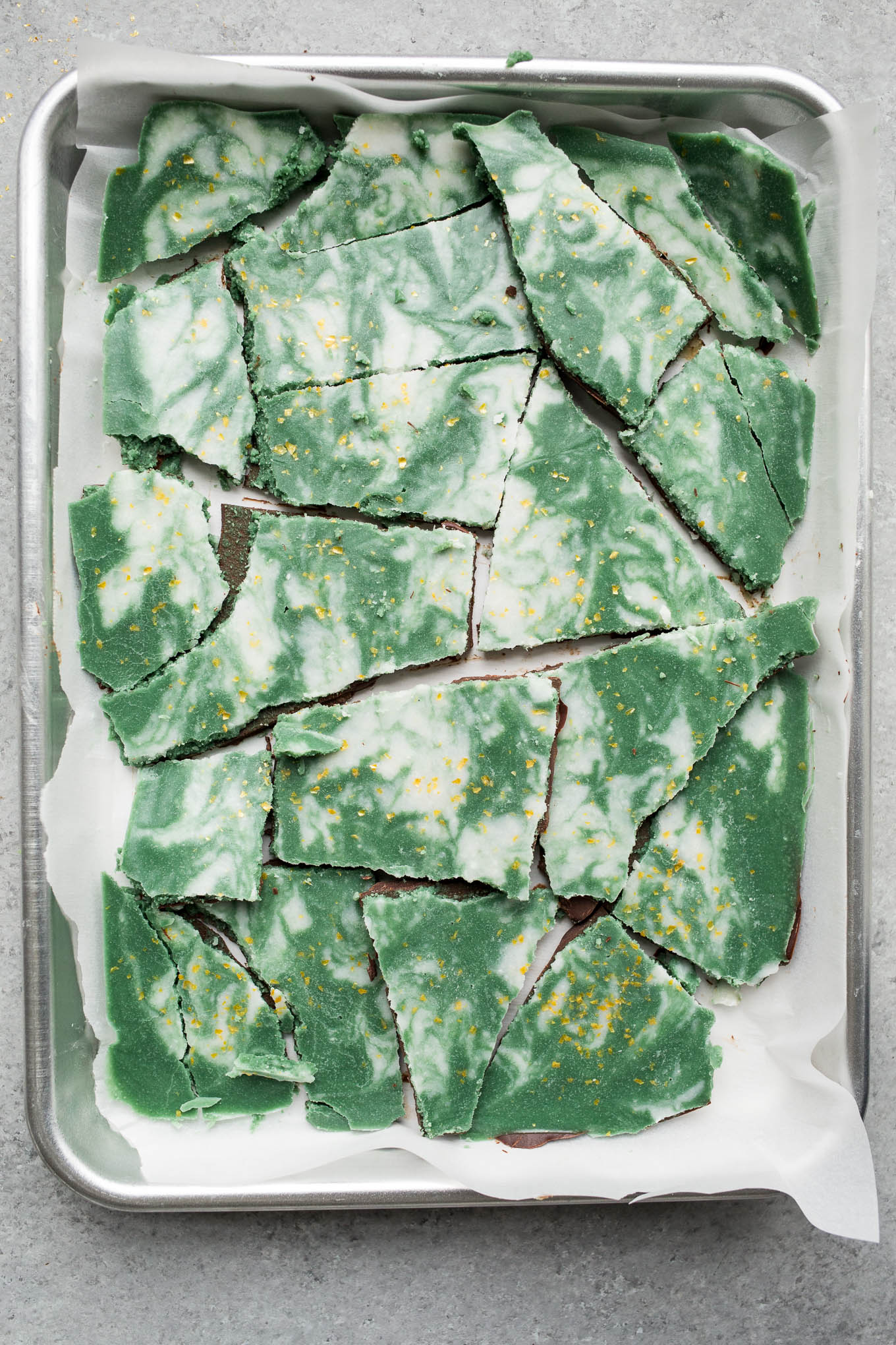 Vegan Mint Chocolate Bark (gluten-free, vegan) | saltedplains.com