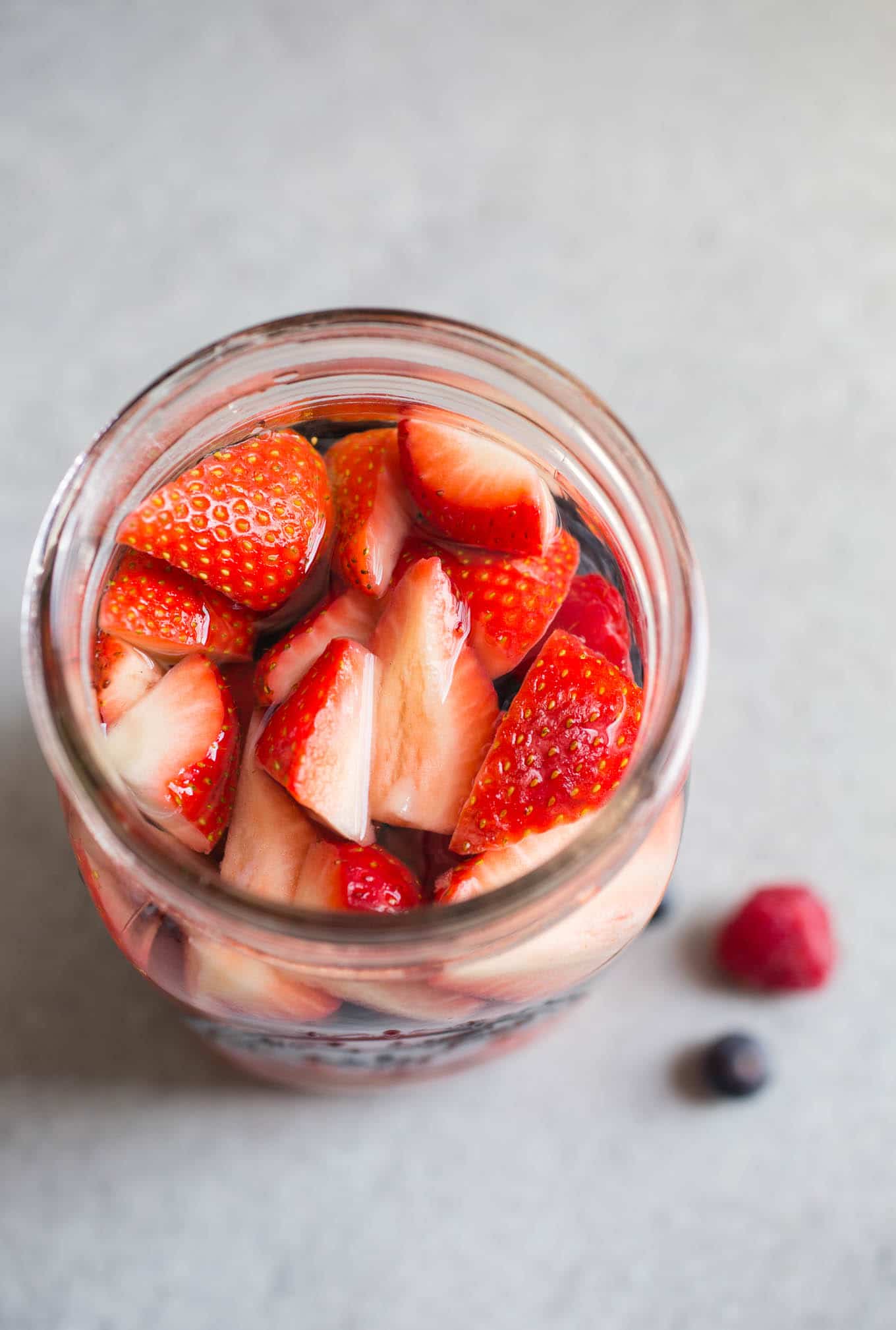 Utilizza i tuoi frutti di bosco preferiti - mirtilli, fragole, lamponi e altro - per mettere in infusione la vodka in una varietà di ricette di cocktail.