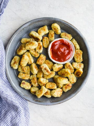 Baked Zucchini Tater Tots make for a veggie-friendly side dish, appetizer, or snack. Made with fresh zucchini and russet potatoes, these 4-ingredient zucchini tots are sure to be a crowd-please. Gluten-free, vegan.