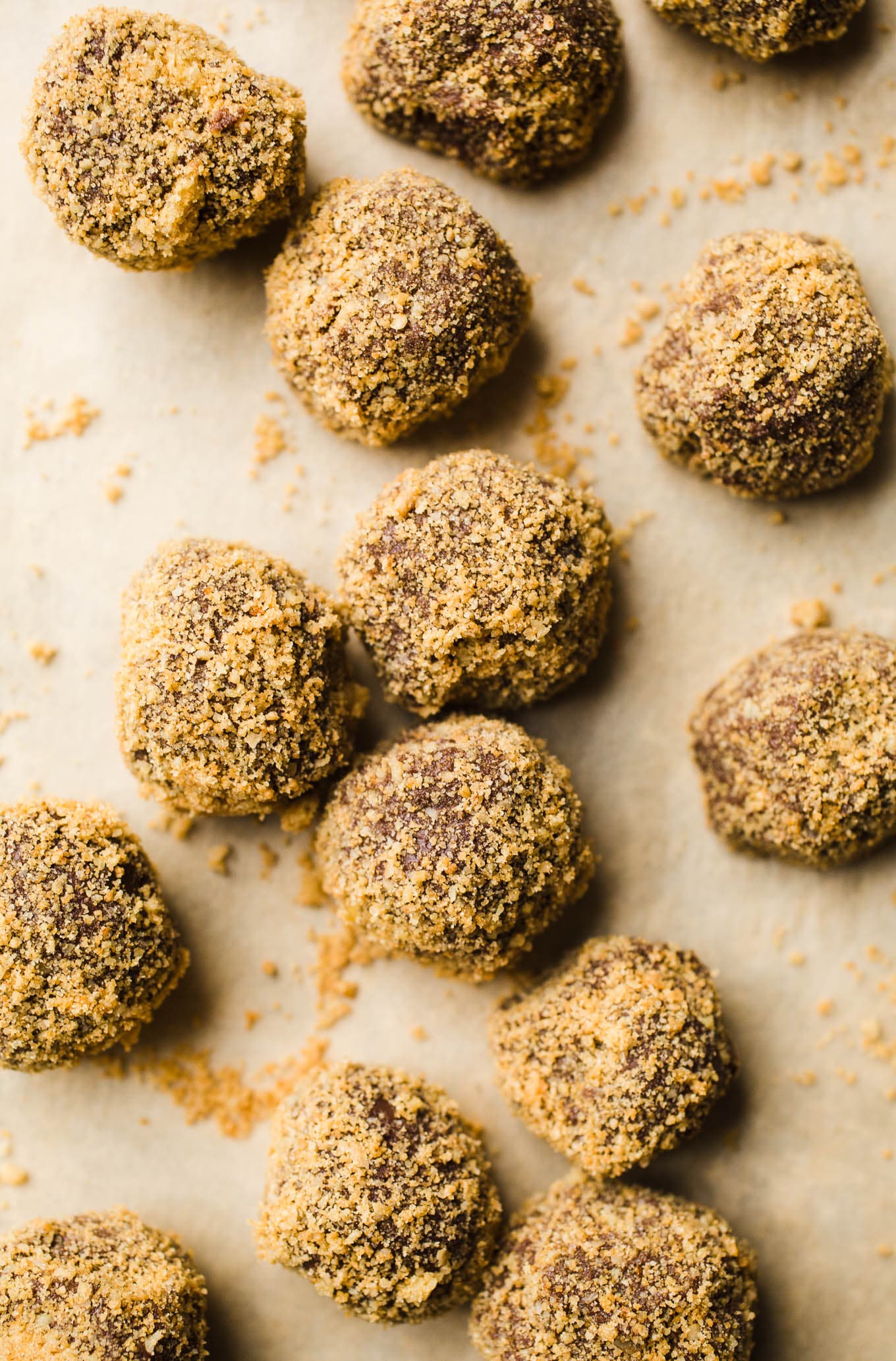 Easy Gingerbread Truffles made with 5 ingredients! A delicious gluten-free and vegan gingerbread dessert recipe. Perfect for the holidays!