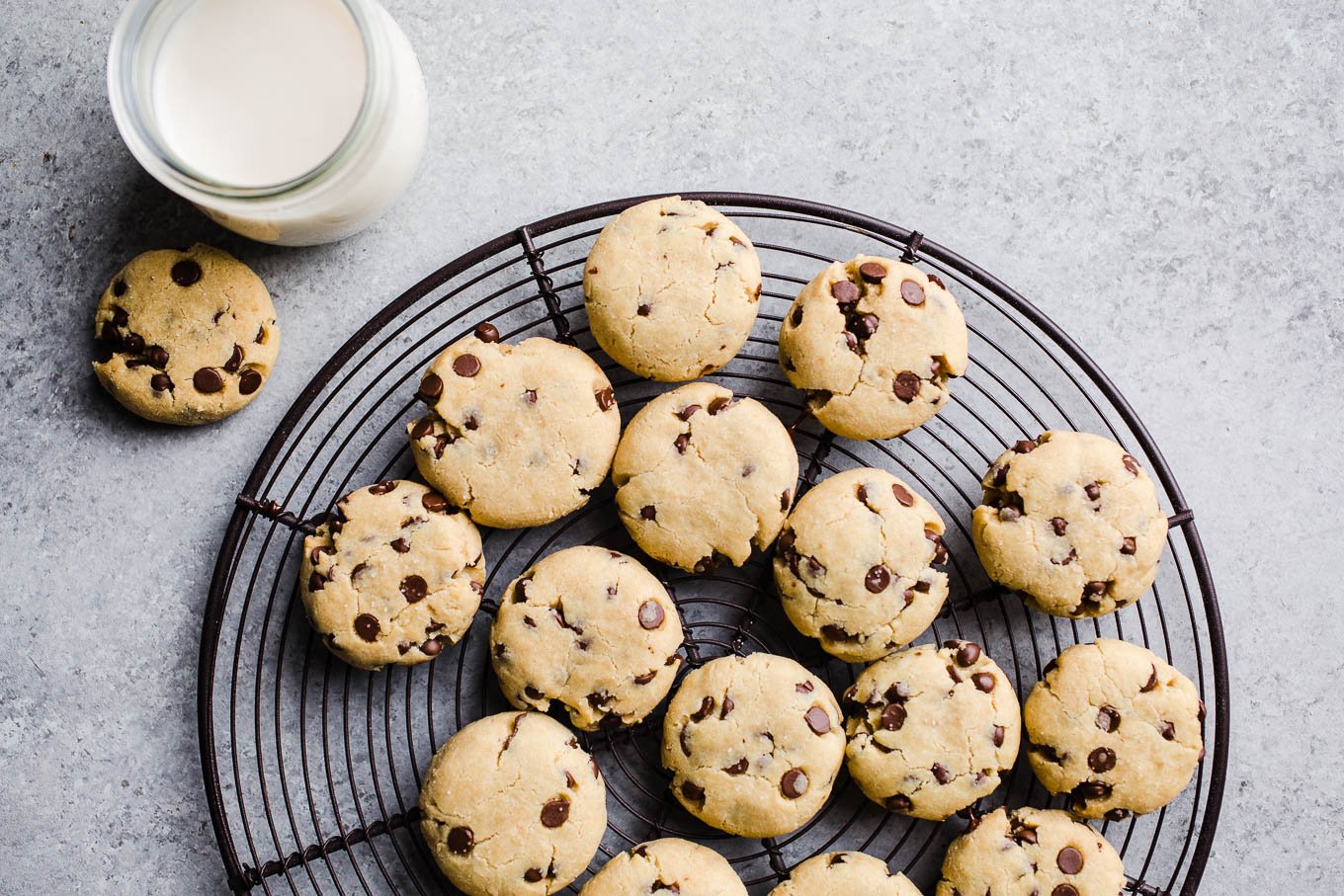 Gluten-Free Olive Oil Chocolate Chip Cookies made with almond flour, olive oil, maple syrup and chocolate chips. A healthy chocolate chip cookie recipe! Vegan.