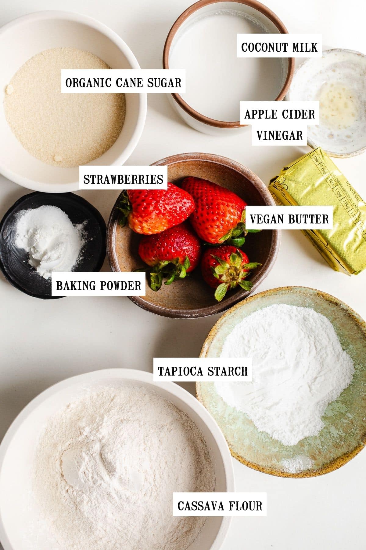 Ingredients to make biscuits with strawberries. 