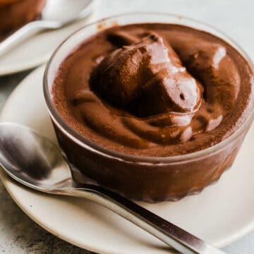 sorbete de chocolate helado en un plato de vidrio