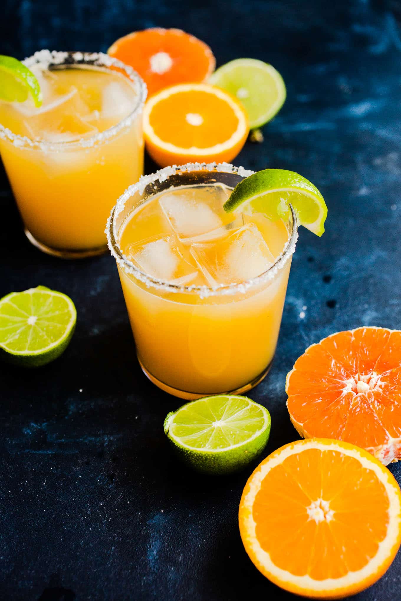Zitrus-Margarita in einem Glas mit Salz und Limette