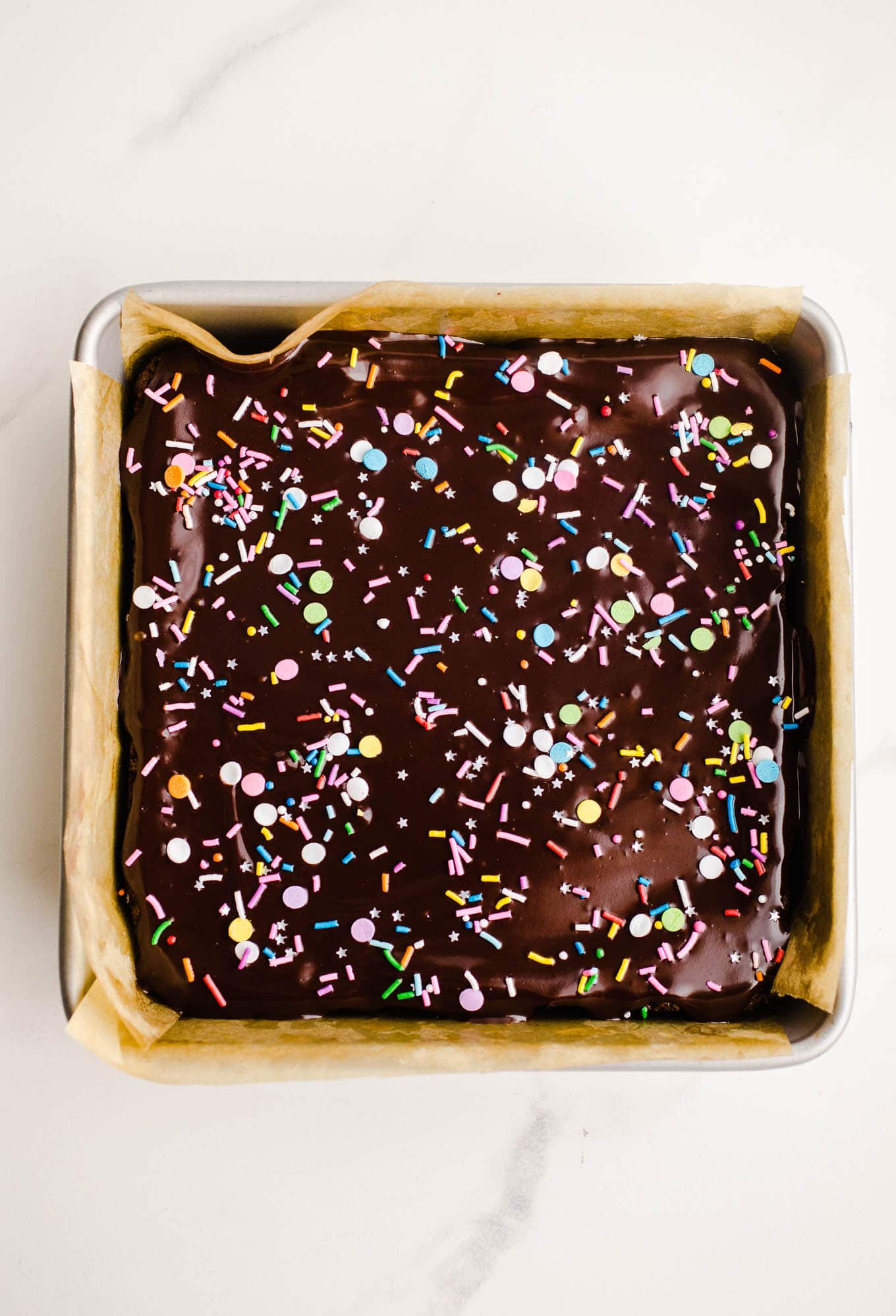 Brownies cósmicos con ganache de chocolate y chispas
